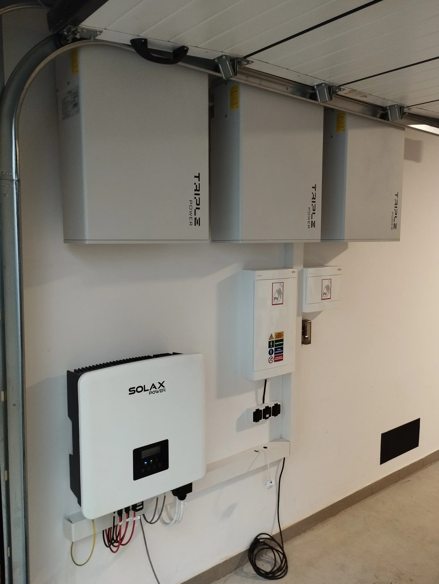 Fotovoltaická elektrárna Moravské Knínice, fotografie z realizace